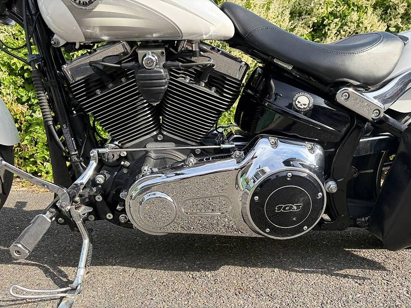 Harley-Davidson FXSB Softail Breakout (2016) - fotka 14 z 16