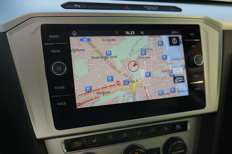 Volkswagen Passat 1.4 TSI DSG Kamera DAB Cockpit - fotka 27 z 37