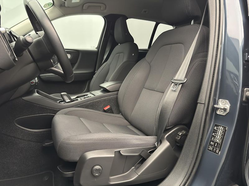 Volvo XC40 T3 MOMENTUM CZ REZERVACE - fotka 4 z 47