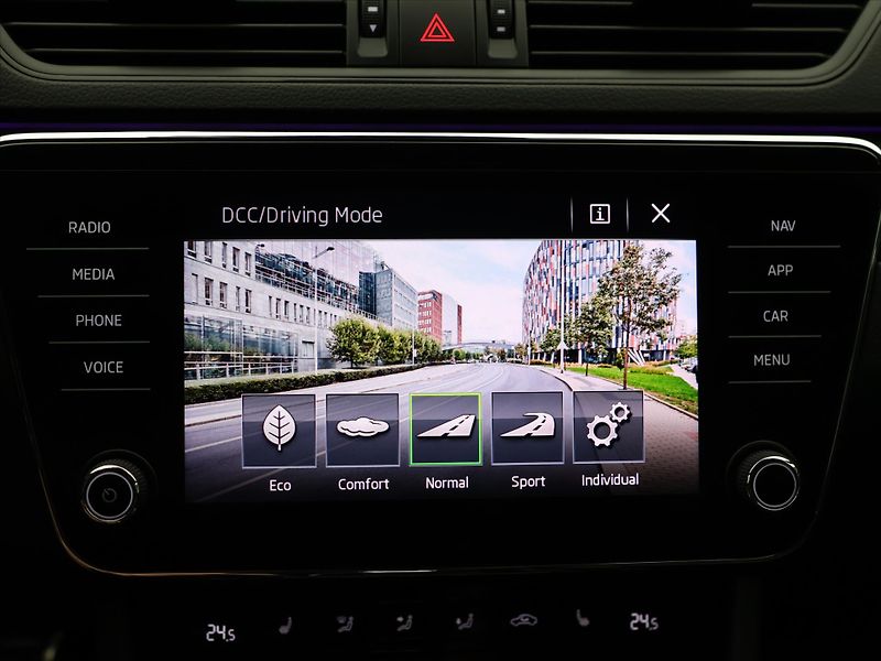 Škoda Superb 2,0 TDI 140kW DSG Sportline - fotka 27 z 36