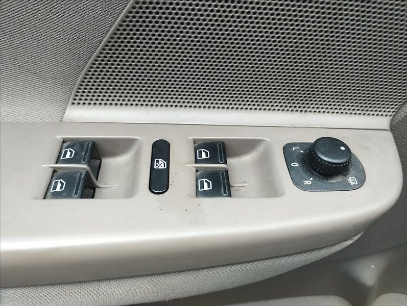 Volkswagen Golf 1,6 TDi 77KW - fotka 16 z 16