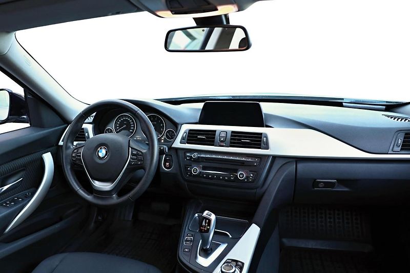 BMW Řada 3 320i xDrive - fotka 11 z 14