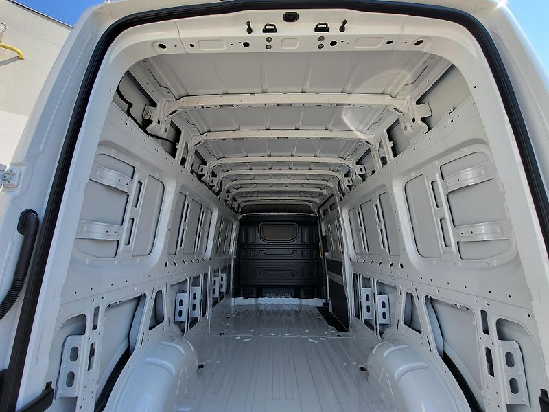 Volkswagen Crafter (2026) Skříň 35 103KW 6G FWD DR-10km - fotka 13 z 27
