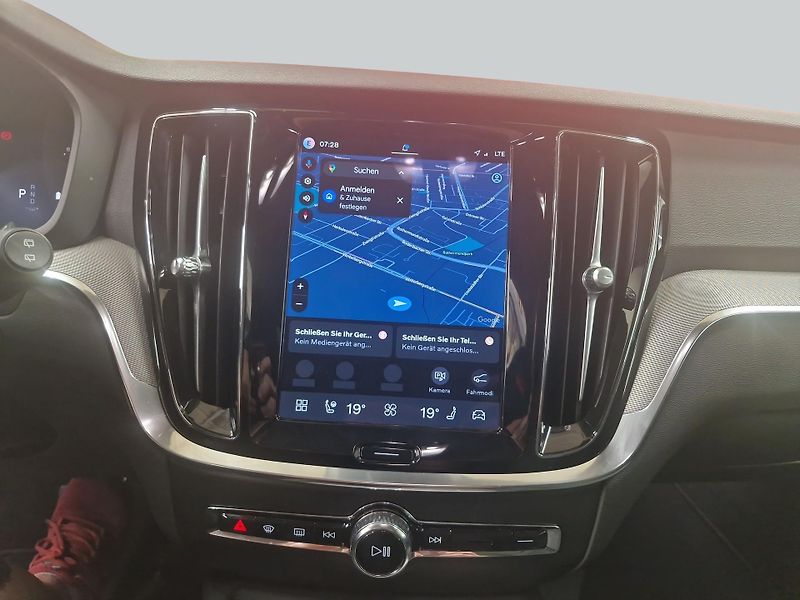 Volvo V60 B4 Plus Dark - fotka 18 z 19