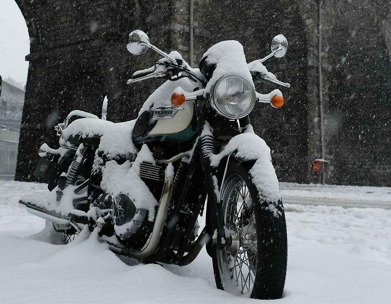 Vlastní garáž je luxus, který si nemůže dopřát každý, přesto není nutné nechat motorku přes zimu na mrazu.