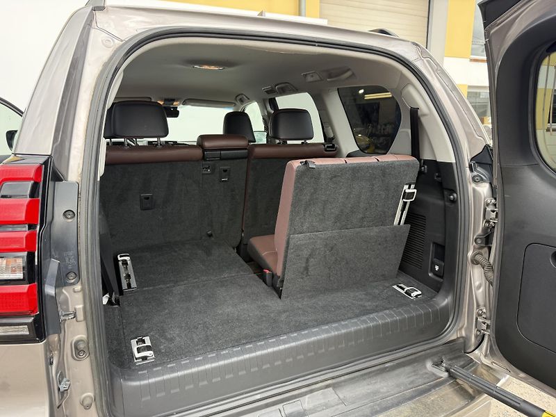 Toyota Land Cruiser 2.8 D-4D AT AWD 130 kW Executi - fotka 12 z 28