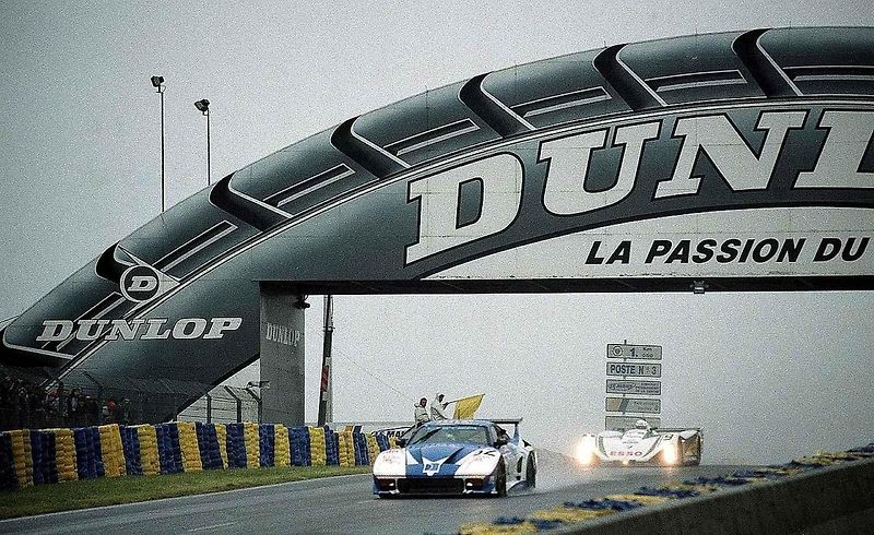 Vpředu Emerson Fittipaldi s vozem Fittipaldi FD04 a za ním Rupert Keegan s vozem Hesketh 308E při GP Monaka 1977.