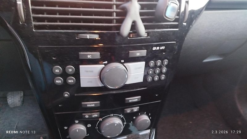 Opel Astra (2007) 1.6 16v   BEZ KOROZE - fotka 8 z 14