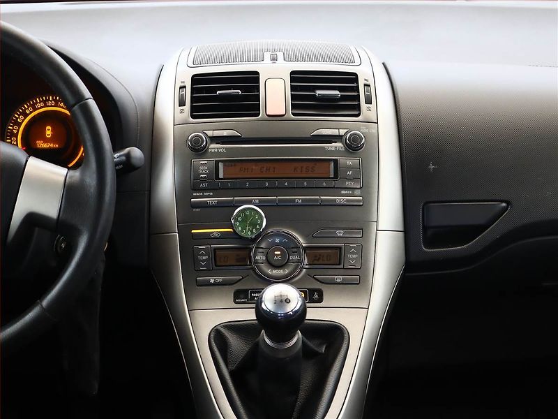Toyota Auris (2008) 1.6 Dual VVT-i - fotka 9 z 12