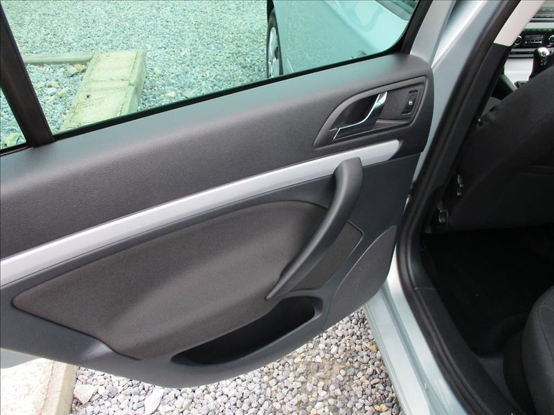 Škoda Octavia 1,2 TSI, digiklima,servis,tažn - fotka 16 z 40