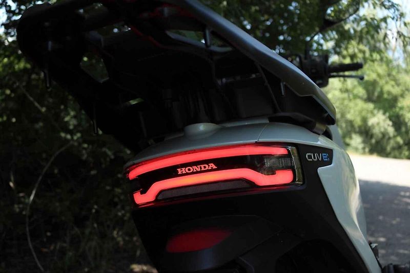 CUV e je druhým elektrickým skútrem, který Honda v Česku přidala do nabídky.