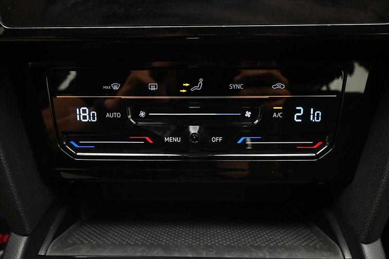 Volkswagen Passat 2,0 TDI 110kW DSG Business Zár - fotka 21 z 31
