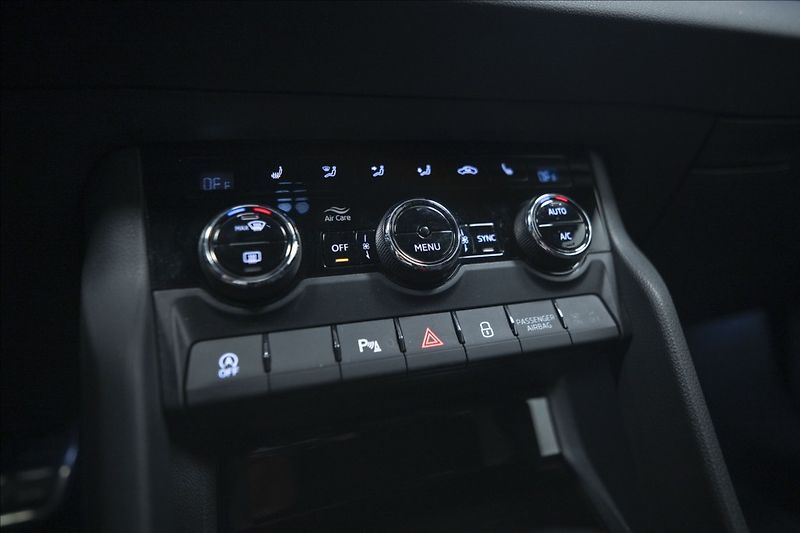 Škoda Karoq 2,0 TDI DSG 4x4 SPORTLINE ČR - fotka 21 z 41