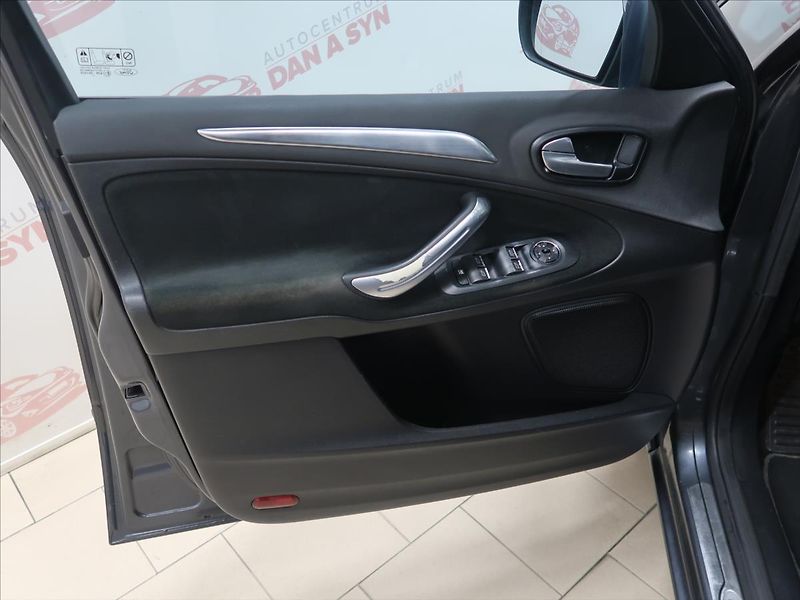 Ford S-MAX 2,0 TDCi 96KW AT Titanium - fotka 10 z 31