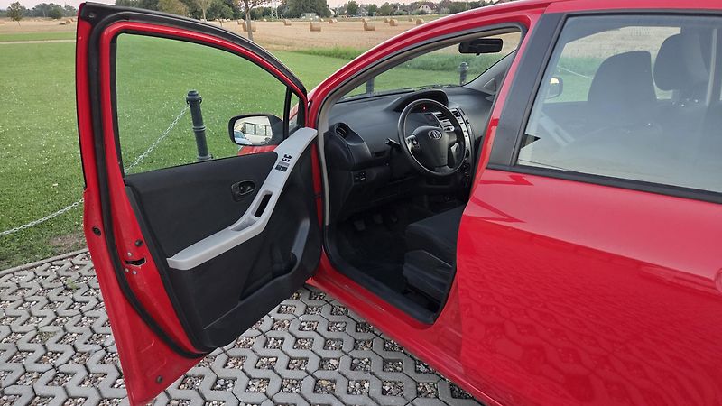 Toyota Yaris (2011) 1.0 VVT-i, 51 kW, klima, CZ - fotka 7 z 17