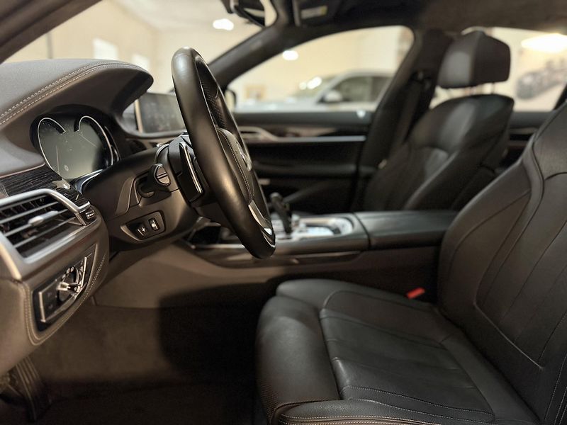 BMW Řada 7 BMW 740d xDrive M-Paket CZ - fotka 39 z 50