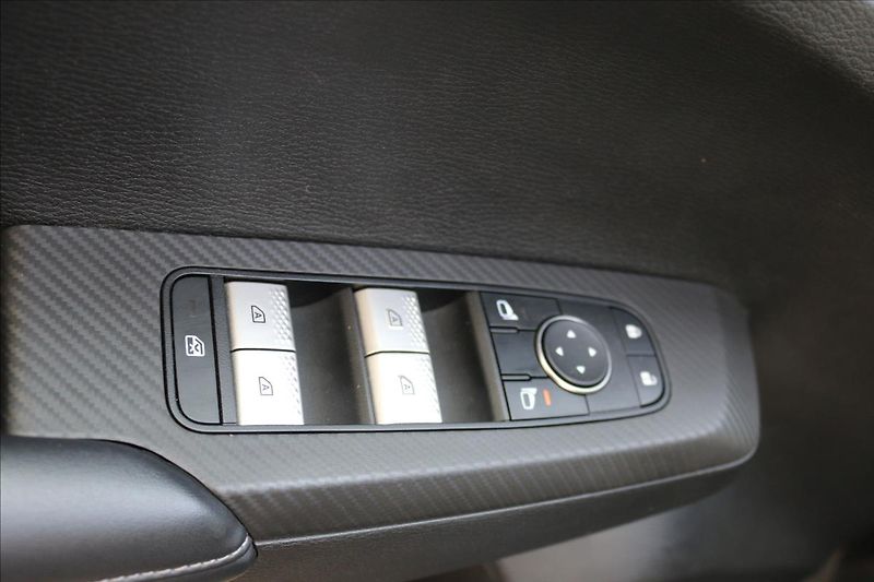Mitsubishi Outlander 2,4 PHEV, 7míst, Invite - fotka 12 z 53