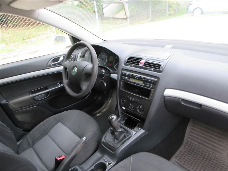 Škoda Octavia 1,6 i, 85Kw, Klima, Tažné. Nov - fotka 14 z 29