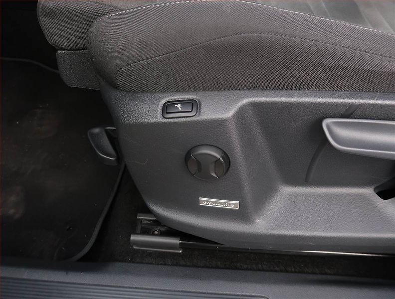 Volkswagen Touran (2023) 2.0 TDI - fotka 23 z 25