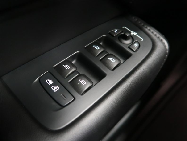 Volvo XC60 2,0 B4 AWD PLUS DARK 1. MAJ ČR - fotka 19 z 55