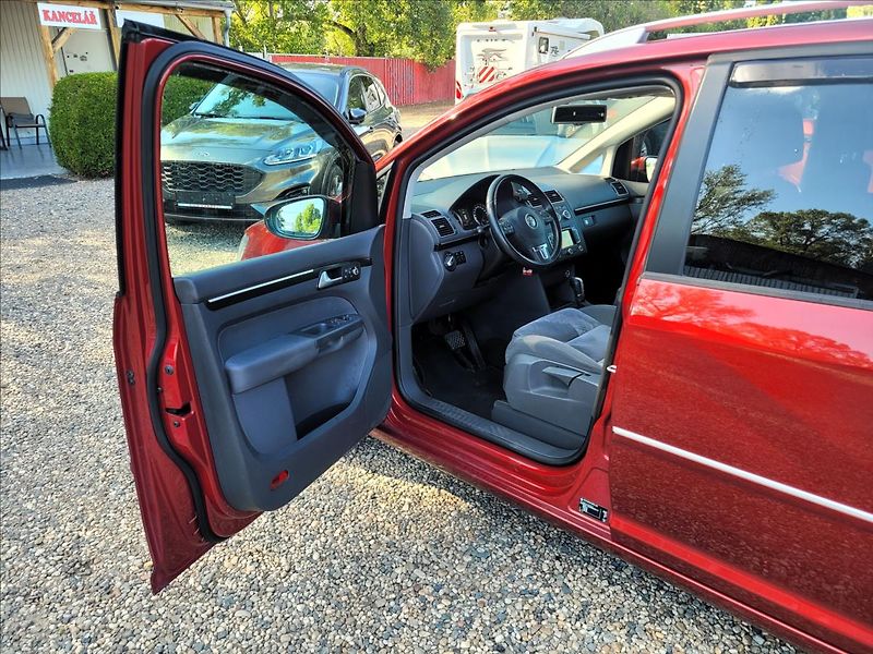 Volkswagen Touran 2,0 dsg,Highline,kůže,navi - fotka 7 z 44