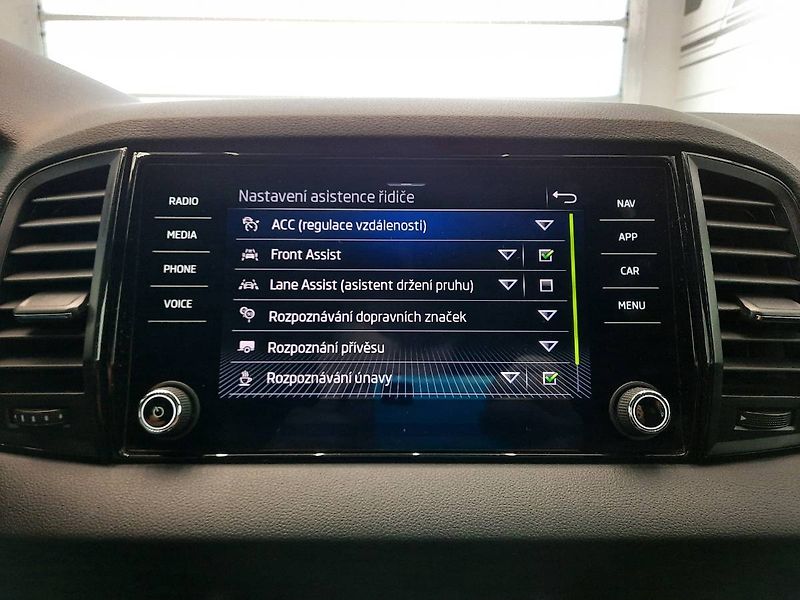 Škoda Karoq (2023) Sportline 2.0 TDI 4x4 (110kW/1 - fotka 18 z 30