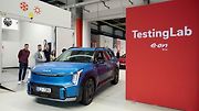 S vozy Kia EV9 jsme mohli vjet přímo do haly s testovacími zařízeními