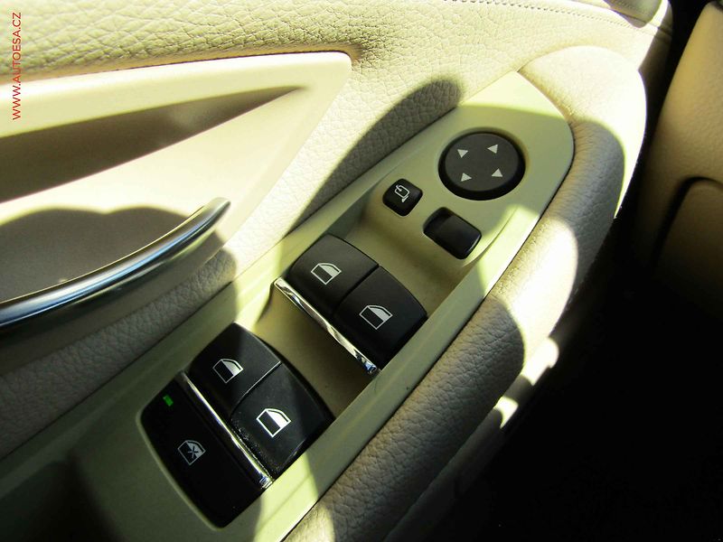 BMW Řada 5 (2011) 3.0 i, ČR, AT, kůže - fotka 12 z 22