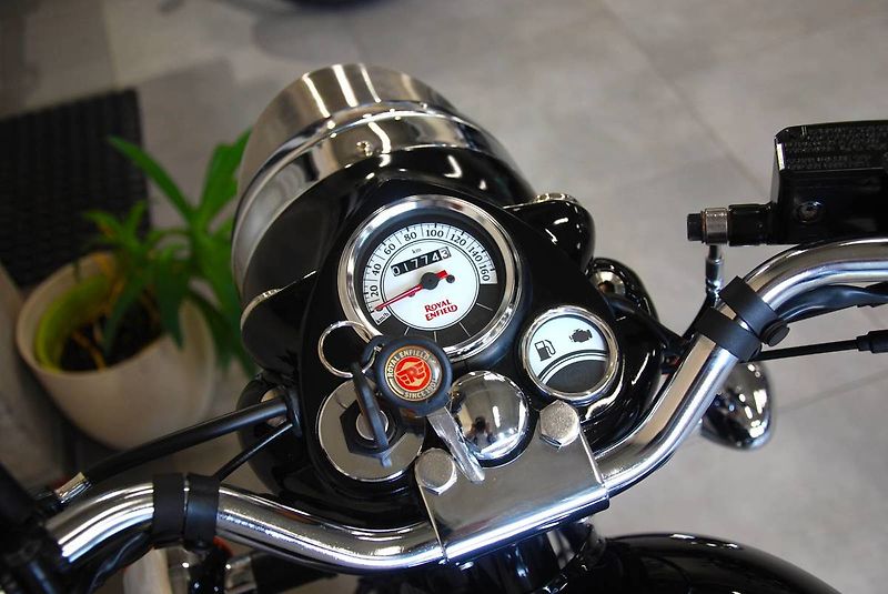 Royal Enfield Bullet 500 Classic (2021) krásný stav,1.m - fotka 11 z 21
