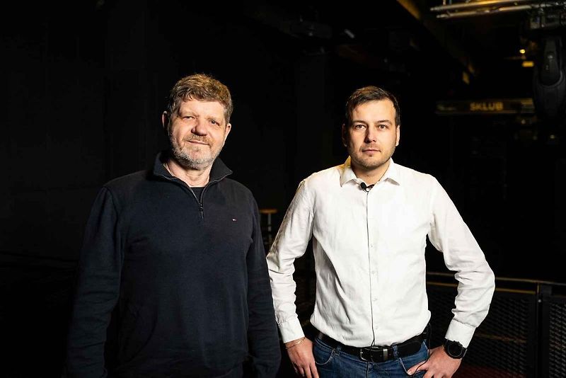 Vlastimil Malík coby prezident AMK Šternberk (v tmavém) ve videocastu Deník s nadhledem s moderátorem Romanem Štěpánkem.