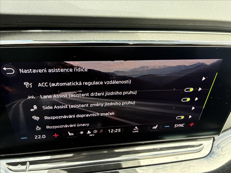 Škoda Octavia 2,0 TAŽNÉ,EL.KUFR,HEAD-UP - fotka 24 z 32