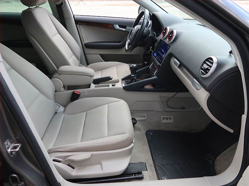 Audi A3 (2012) 1.6 TDI, Navi, Xenony - fotka 9 z 16