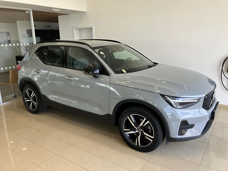 Volvo XC40 B3 FWD Plus Dark AT7 - fotka 2 z 40