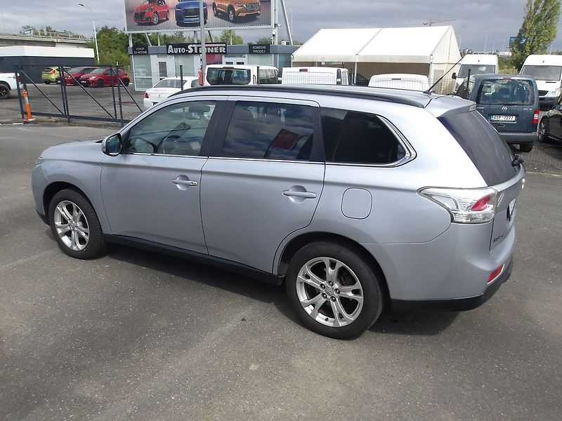 Mitsubishi Outlander 2,3DI-D 4x4 ČR 7 MÍST ! 2.MAJ. - fotka 16 z 39