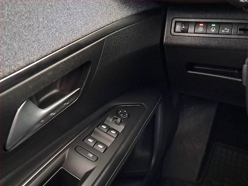 Peugeot 3008 (2021) 1.5 BlueHDi, Automat, ČR,1.maj - fotka 16 z 22