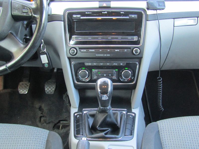 Škoda Superb (2011) 1.6 TDI 77kW ZIMNÍ PNEU - fotka 11 z 32