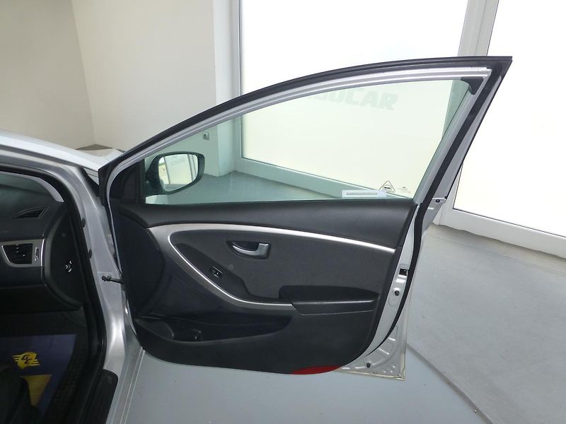 Hyundai i30 (2013) 1,6CRDI*ALU*KLIMA*VYHŘ.SED** - fotka 16 z 22