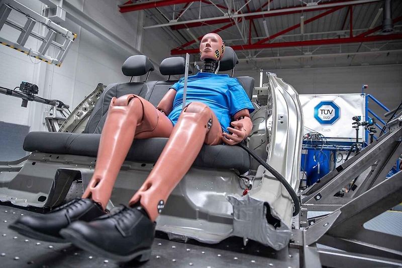 Záběr na figurínu připravenou k testování opěrky hlavy.