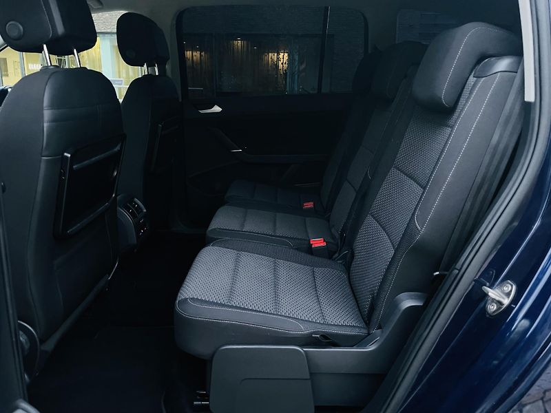 Volkswagen Touran 1.6TDI AUT SERVISKA 7MÍST LED  - fotka 29 z 42