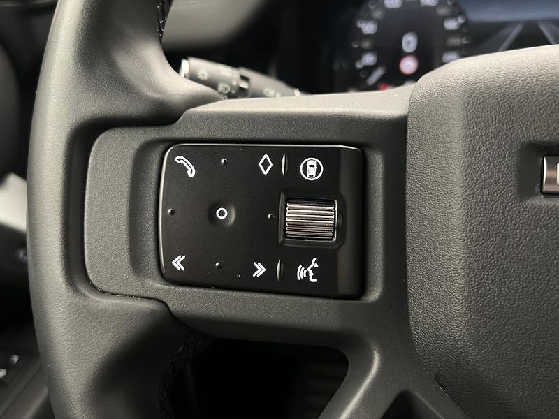 Land Rover Defender 110 D250 X-DYNAMIC SE 1. maj.  - fotka 25 z 47