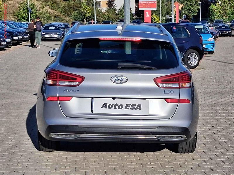 Hyundai i30 (2022) 1.5T-GDi 48V MHEV, ČR, Style - fotka 5 z 18