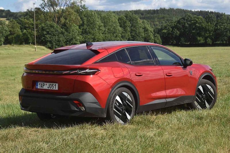 Peugeot 408 je praktický rodinný i reprezentativní podnikatelský vůz.