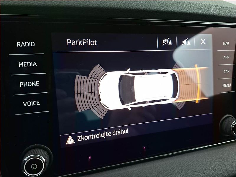 Škoda Karoq (2019) Sportline 1.5 TSI - fotka 17 z 21