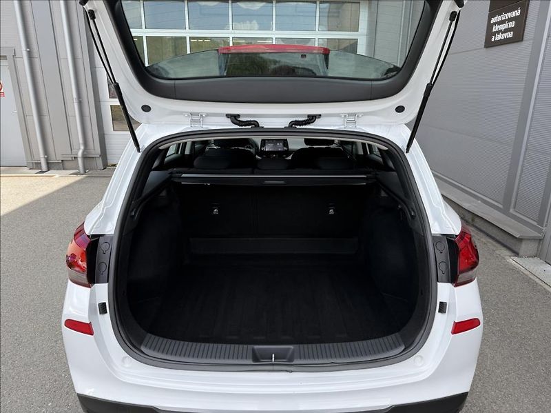 Hyundai i30 1,5 i  WG Family Comfort - fotka 19 z 23