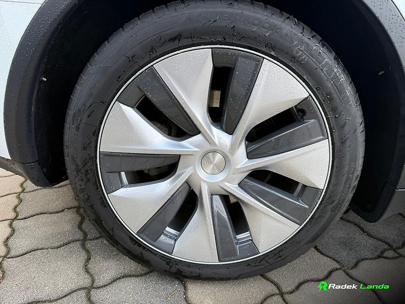 Tesla Model Y (2023) RWD, 255 kW, LFP - fotka 9 z 12