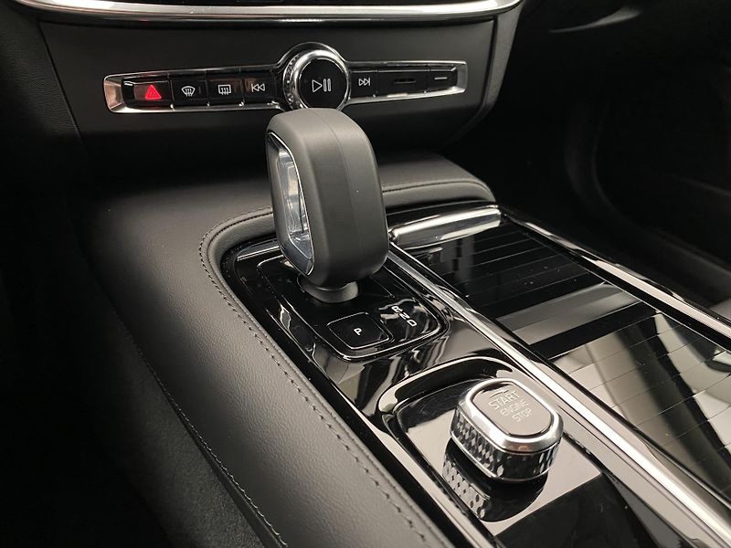 Volvo V90 T6 AWD PLUG-IN PLUS DARK TAŽNÉ - fotka 27 z 53