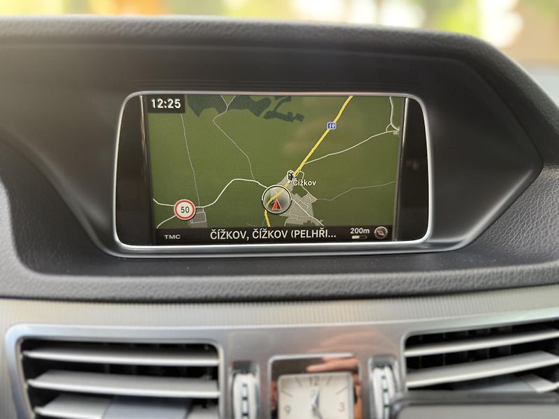 Mercedes-Benz Třídy E 220D  BlueTec 4MATIC TAŽNÉ - fotka 20 z 33