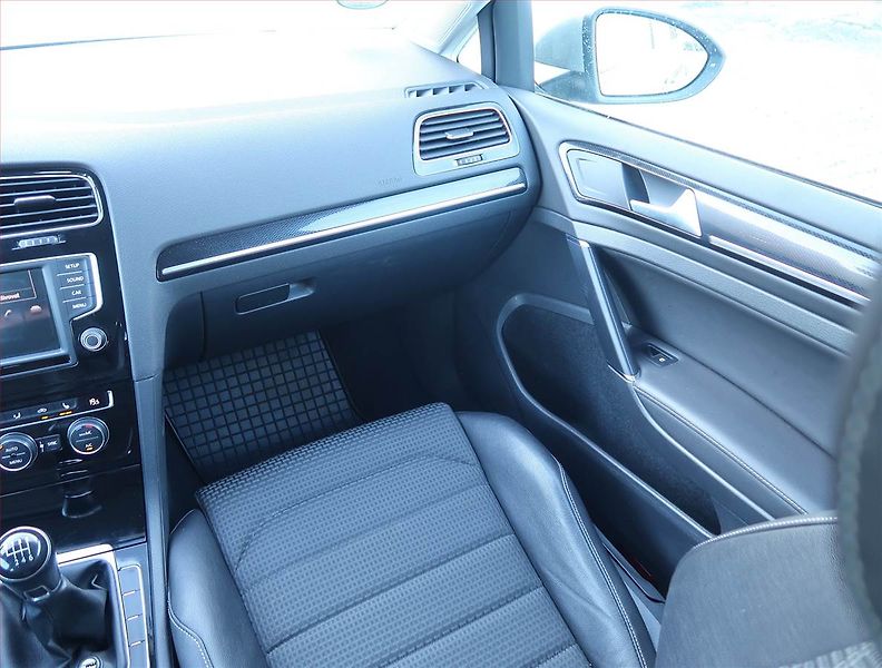 Volkswagen Golf (2017) Highline 2.0 TDI, Serv.kniha - fotka 8 z 17
