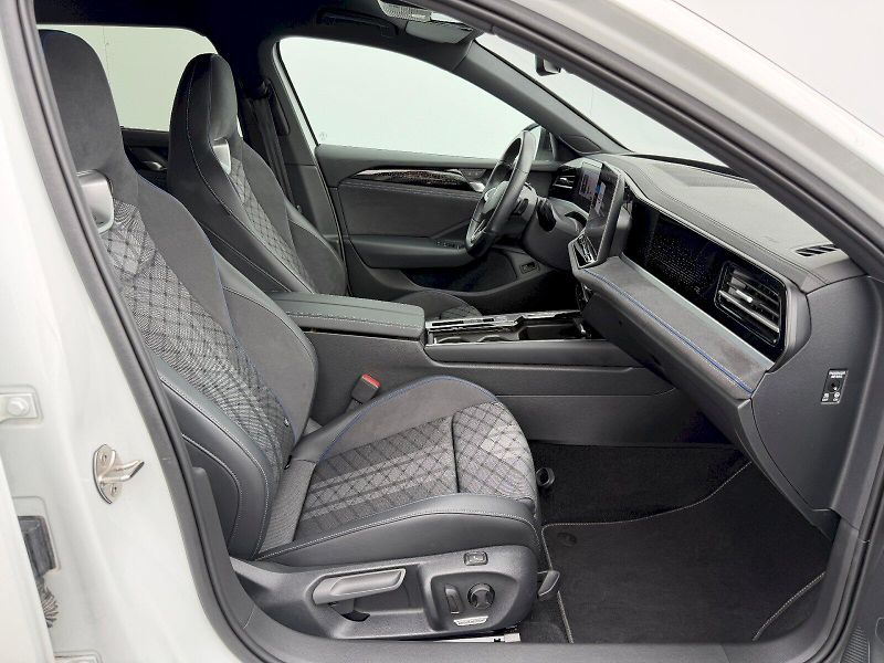 Volkswagen Passat (2024) 2.0 TDI 110 kW R-LINE - fotka 29 z 35
