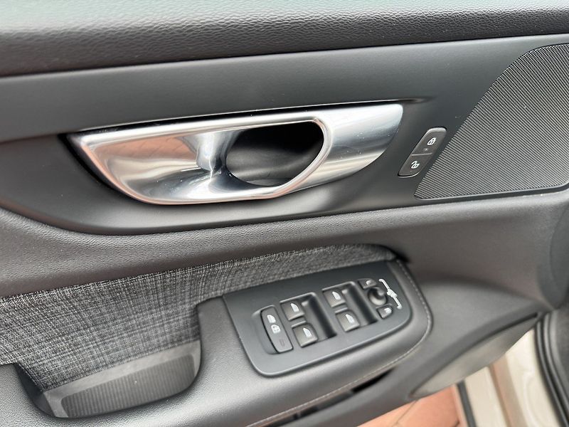 Volvo S60 (2024) 2.0i B4 Core Ad.LED Kamera - fotka 27 z 46